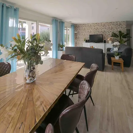 La Villa Vias